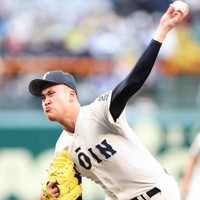 【大阪桐蔭－智弁学園】力投する大阪桐蔭の先発・川本晴大＝阪神甲子園球場で2026年3月31日、前田梨里子撮影