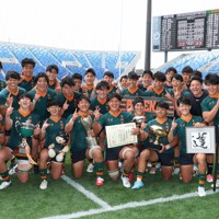 【桐蔭学園－東福岡】優勝し、記念撮影する東福岡の選手たち＝熊谷スポーツ文化公園で2026年3月31日、猪飼健史撮影