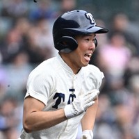 【大阪桐蔭－智弁学園】七回表大阪桐蔭2死二、三塁、黒川虎雅が2点適時打を放ち笑顔で一塁へ走る＝阪神甲子園球場で2026年3月31日、西夏生撮影