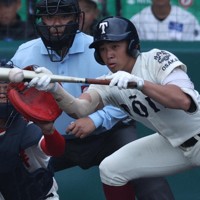 【大阪桐蔭－智弁学園】七回表大阪桐蔭無死一、二塁、中西佳虎がバントヒットを決める＝阪神甲子園球場で2026年3月31日、玉城達郎撮影