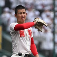 【大阪桐蔭―智弁学園】七回表大阪桐蔭2死二、三塁、黒川虎雅に2点適時打を許し、厳しい表情の智弁学園の先発・杉本真滉＝阪神甲子園球場で2026年3月31日、西夏生撮影