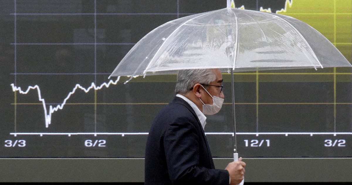 Japan's Feb. jobless rate falls to 2.6%, 1st drop in 7 months