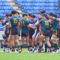 ＜東福岡・桐蔭学園＞ノーサイドとなり、健闘を称え合う両校の選手たち（撮影・前川　晋作）