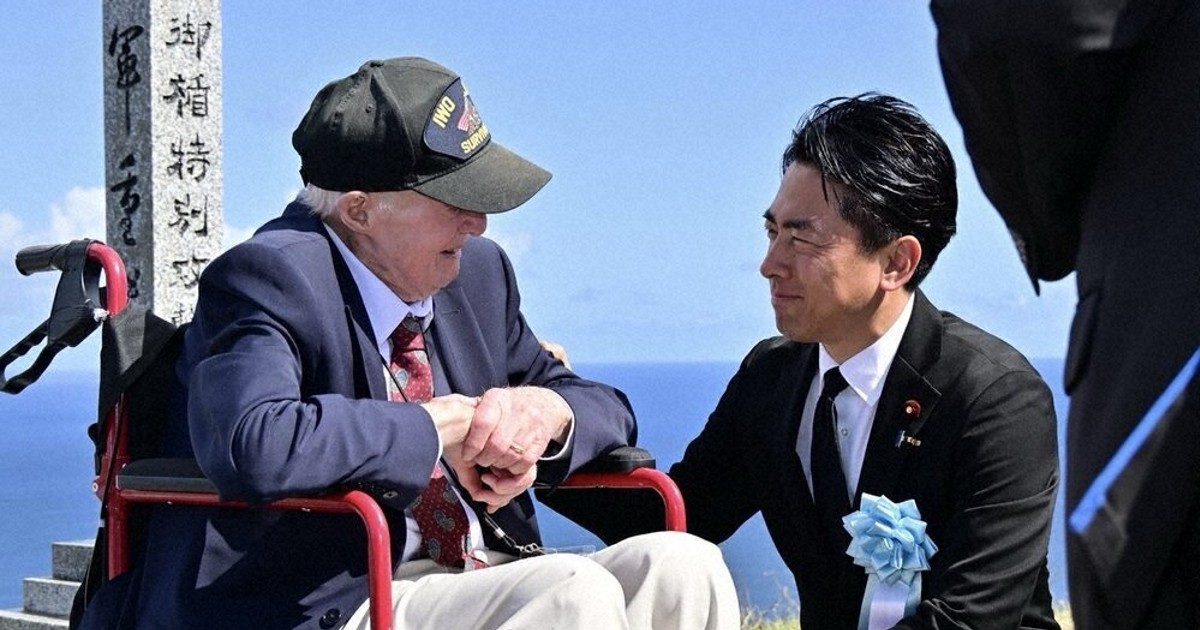 摺鉢山登頂「願いかなった」 高齢の元米軍人、感謝 硫黄島で日米合同