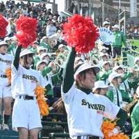 第98回選抜高校野球大会で優秀賞に輝いた専大松戸の応援団。チアリーディング部や吹奏楽部の部員らがアルプス席からエールを送った＝兵庫県西宮市の阪神甲子園球場で2026年3月27日、高橋晃一撮影