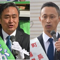 与謝野町長選に立候補した（右から）山添藤真氏と佐賀利裕氏＝与謝野町内で