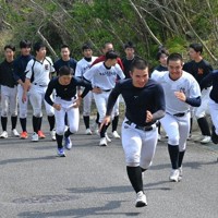 センバツでの敗退後、入部予定の新1年生も加わって練習を再開した長崎西の選手たち＝長崎市城山台2で2026年3月28日午後2時12分、添谷尚希撮影
