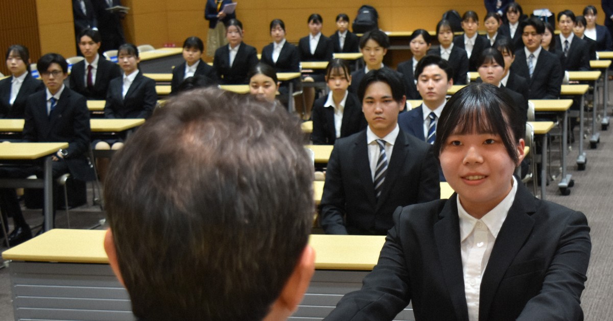 四国銀行で入行式　小林頭取「地域に不可欠な存在に」とエール