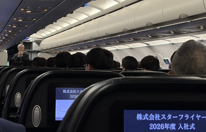 漆黒の機体と記念撮影 スターフライヤー、初の機内入社式 福岡 | 毎日新聞