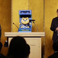 ローソンの竹増貞信社長（右）の思考を学習させたマスコット「AI竹増Ponta」と質疑応答する新入社員＝東京都文京区で2026年4月1日午前11時1分、幾島健太郎撮影