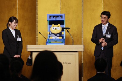 ローソンの竹増貞信社長（右）の思考を学習させたマスコット「AI竹増Ponta」と質疑応答する新入社員＝東京都文京区で2026年4月1日午前11時1分、幾島健太郎撮影