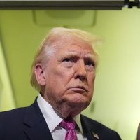 記者団の取材に応じるトランプ米大統領＝メリーランド州に向かうエアフォースワンの機内で2026年3月29日、AP