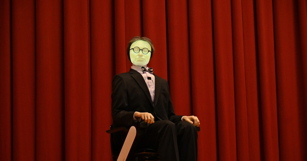 創立者再現したAIロボット、特注スーツ姿で祝辞　甲南大入学式