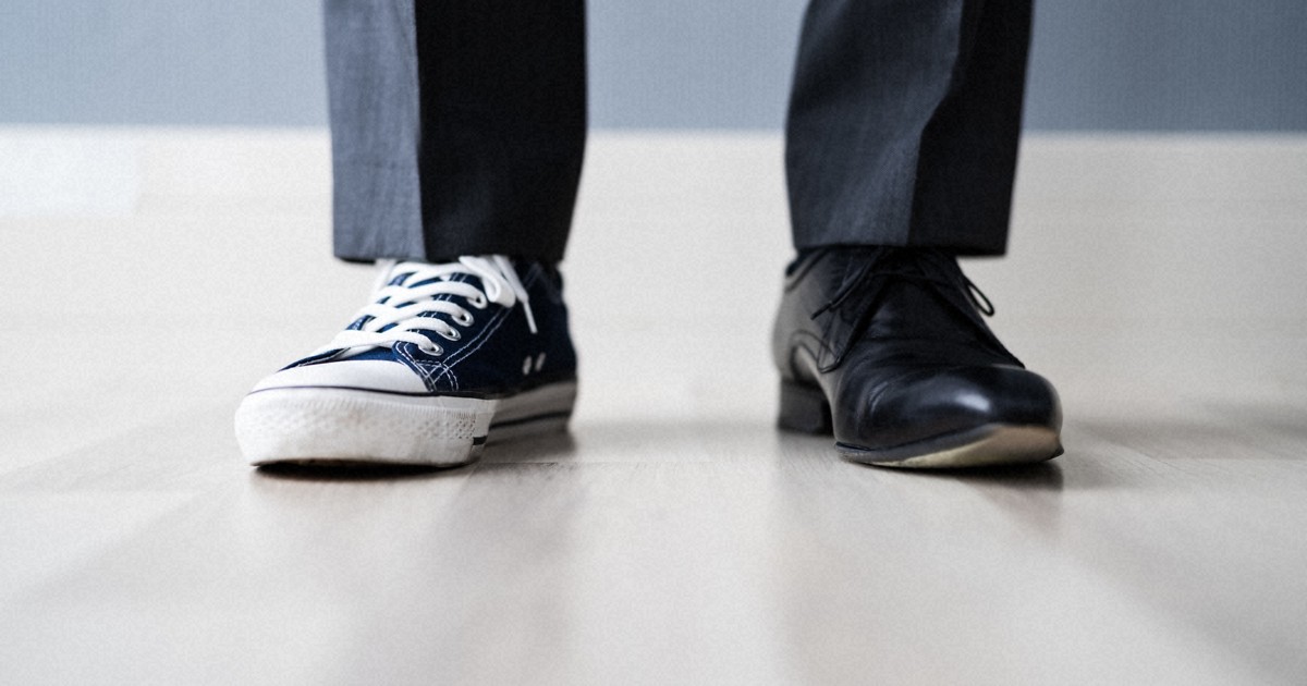 革靴業界「リピートがない」　新入社員がスニーカーになるわけ