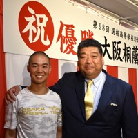 5回目のセンバツ優勝を果たした大阪桐蔭の黒川虎雅主将（左）と西谷浩一監督＝大阪市西区で2026年4月1日午前9時51分、根本佳奈撮影