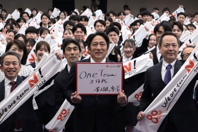 ニチレイグループの入社式で新入社員らと記念撮影する青山学院大の原晋監督（中央）＝東京都千代田区内で2026年4月1日、神山恵撮影