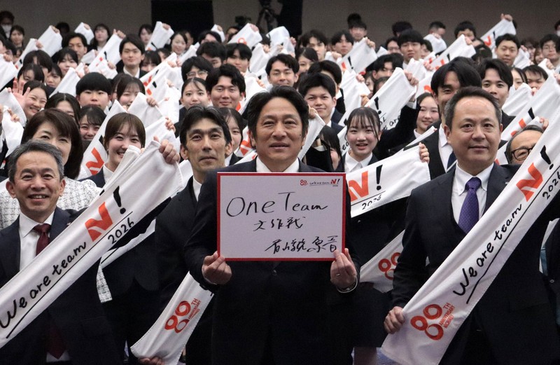 ニチレイグループの入社式で新入社員らと記念撮影する青山学院大の原晋監督（中央）＝東京都千代田区内で2026年4月1日、神山恵撮影