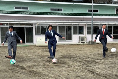 「TERASU　village」の開所式で記念のキックオフセレモニーを行う（右から）鎌田千市町長、牟田雄祐代表（中央）ら＝岩手県紫波町で2026年4月1日午後、佐藤岳幸撮影