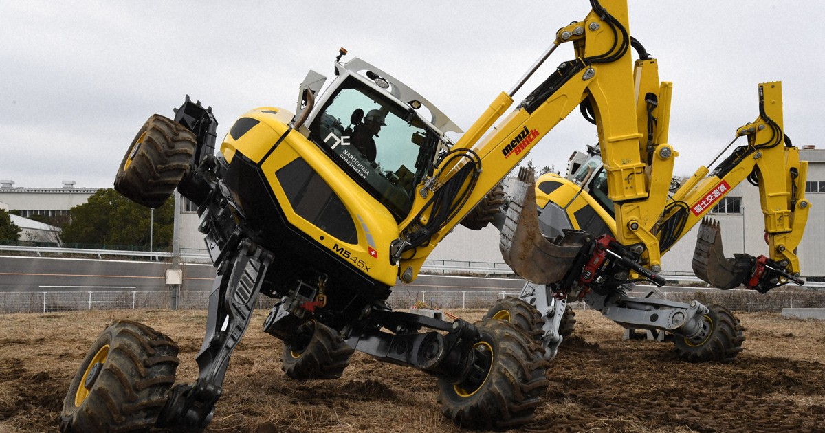 Easy Japanese news in translation: 'Spider' heavy machine shown in Ibaraki Prefecture