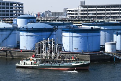横浜港の油槽所。原油やLNGの供給・市場動向は経済に大きな影響を及ぼす（2026年3月、Bloomberg）