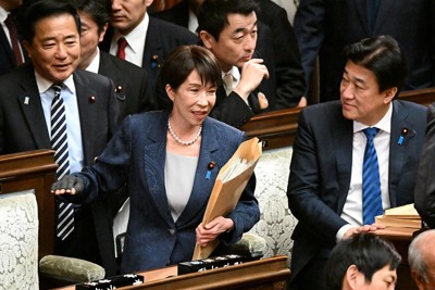 衆院本会議に臨む高市早苗首相（中央）。政界の風景は様変わりした