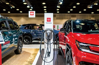 トヨタ自動車の新型RAV4（プラグインハイブリッドGRスポーツ）=カナダの「バンクーバー・オートショー」で2026年2月 (Bloomberg)