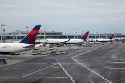 ニューヨークのジョン・Ｆ・ケネディ国際空港。アクセスに難がある (Bloomberg)
