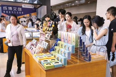 成都博物館で「文創」を物色する観光客 (筆者撮影)