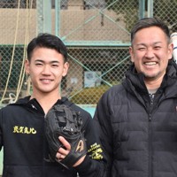 カメラの前でポーズを取る岡部飛雄馬選手（左）と父烈雄さん＝兵庫県宝塚市で2025年12月26日、吉川雄飛撮影