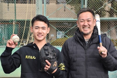 カメラの前でポーズを取る岡部飛雄馬選手（左）と父烈雄さん＝兵庫県宝塚市で2025年12月26日、吉川雄飛撮影