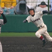 【県和歌山商－熊本工】五回表県和歌山商2死三塁、福田勇馬選手が中越え適時二塁打を放つ＝兵庫県西宮市の阪神甲子園球場で2007年3月24日、貝塚太一撮影