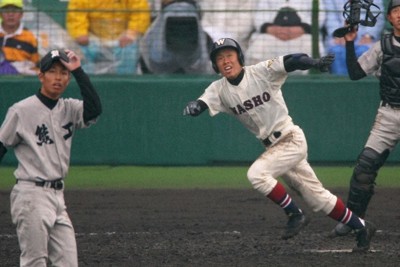 【県和歌山商－熊本工】五回表県和歌山商2死三塁、福田勇馬選手が中越え適時二塁打を放つ＝兵庫県西宮市の阪神甲子園球場で2007年3月24日、貝塚太一撮影