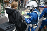 一時停止の標識に従わなかったため、警察官から警告を受ける自転車の利用者＝東京都北区で1日、藤井達也撮影