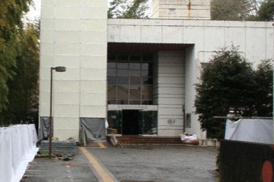 解体工事の中止が決まった旧中央図書館。内装などはすでに撤去されている＝清瀬市で2026年4月2日午後0時15分、矢野純一撮影