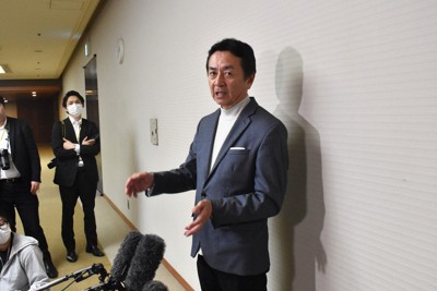 大阪維新の会大阪市議団の緊急会合の後、報道陣の取材に応じる竹下隆幹事長＝大阪市役所で2026年4月2日、加藤明子撮影