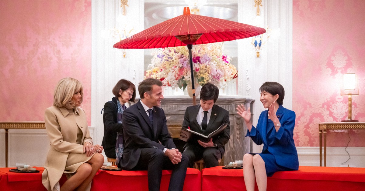 日仏首脳、非公開「花見」で親交深める　屋内でもムードたっぷり