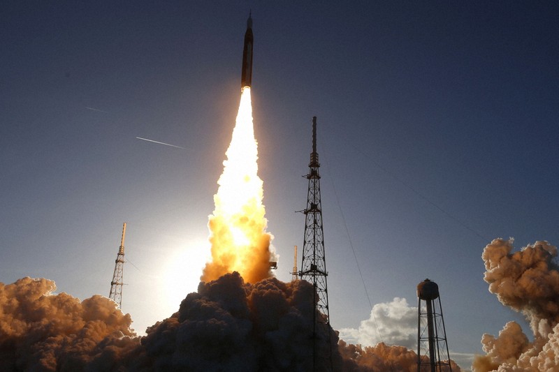 半世紀ぶりの有人月探査へ NASAが4人搭乗の宇宙船打ち上げ | 毎日新聞