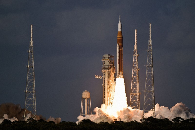 NASA、有人の月探査船打ち上げ成功 予定していた軌道へ投入 | 毎日新聞