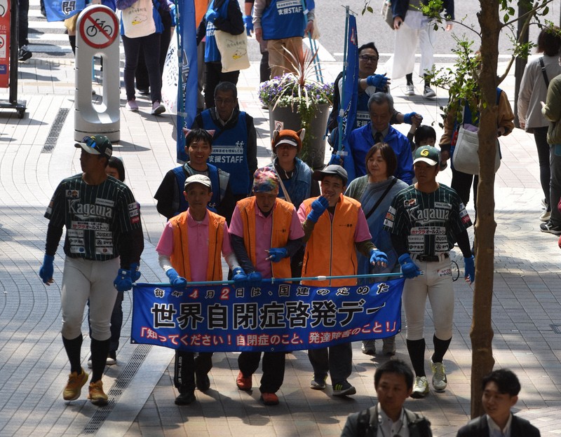 「自閉症、発達障害のこと知って」　香川で当事者ら啓発パレード