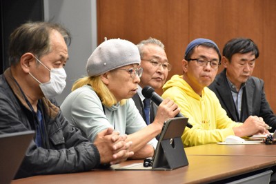 不服申し立てに向けた集会後に記者会見に臨む訴訟の原告や支援者ら＝東京都千代田区で2026年4月2日午後2時2分、肥沼直寛撮影