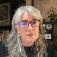 オンライン取材に応じるクマ研究者のダイアナ・ドアン・クライダー氏＝2025年11月25日、森原彩子撮影