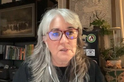 オンライン取材に応じるクマ研究者のダイアナ・ドアン・クライダー氏＝2025年11月25日、森原彩子撮影