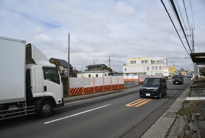 モスクの建設予定地前。車が行き交う＝神奈川県藤沢市宮原で2026年2月26日午後0時56分、矢野大輝撮影