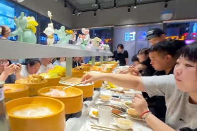 遼寧省瀋陽市の南寧北街にある回転火鍋店（2025年6月、村長大樹さん撮影）