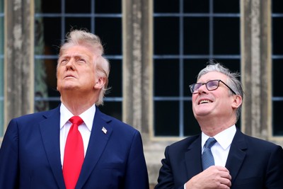 トランプ米大統領（左）とスターマー英首相。両国の「特別関係」は転換点（2025年9月） Bloomberg 
