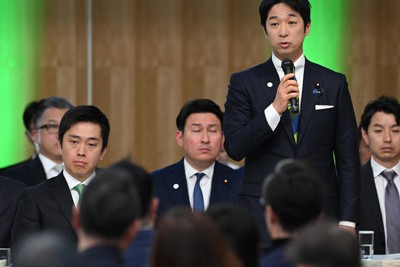 日本維新の会はOTC類似薬を医療保険の適用から外し、現役世代の社会保険料を引き下げると公約した（同党党大会に臨む藤田文武共同代表=前列右=ら）