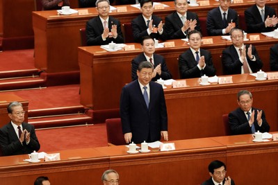 今後の５年間をどうかじ取りしていくか（全国人民代表大会に出席した中国の習近平国家主席、前列中央）＝2026年3月4日 Bloomberg