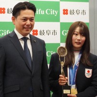 岐阜市民栄誉賞のトロフィーを持ち、柴橋正直市長（左）と記念撮影に応じる村瀬心椛選手＝岐阜市で2026年4月2日、入江直樹撮影