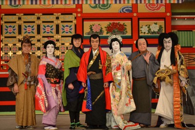 歌舞伎「流白浪燦星　碧翠の麗城」でルパン三世と石川五エ門の2役を演じる片岡愛之助さん（中央）ら＝名古屋市中区の御園座で2026年4月2日、山田泰生撮影