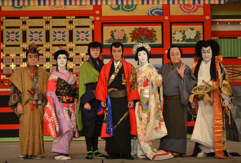 歌舞伎「流白浪燦星　碧翠の麗城」でルパン三世と石川五エ門の2役を演じる片岡愛之助さん（中央）ら＝名古屋市中区の御園座で2026年4月2日、山田泰生撮影